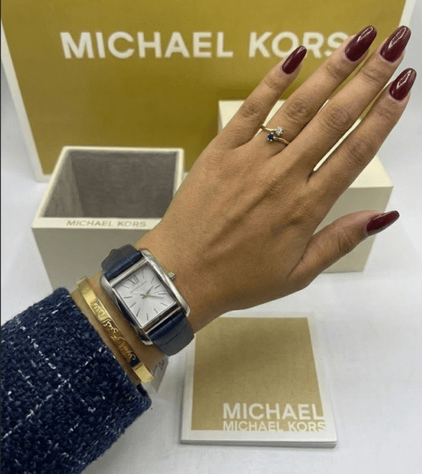 Michael Kors Petite Monroe MKO1099 – Rectangulaire Argenté Cuir Bleu Marine (MKO1099)